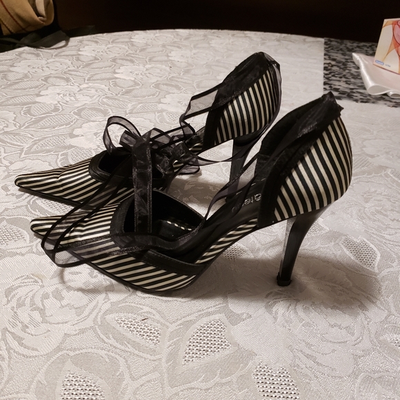 Shoes - Picture 4 of 4